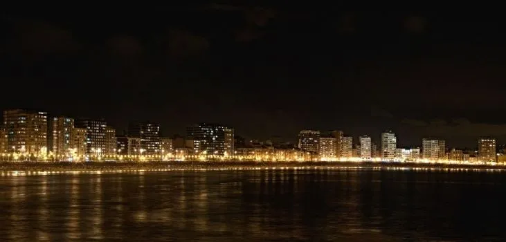 Ciudad_costera_de_noche_ ...