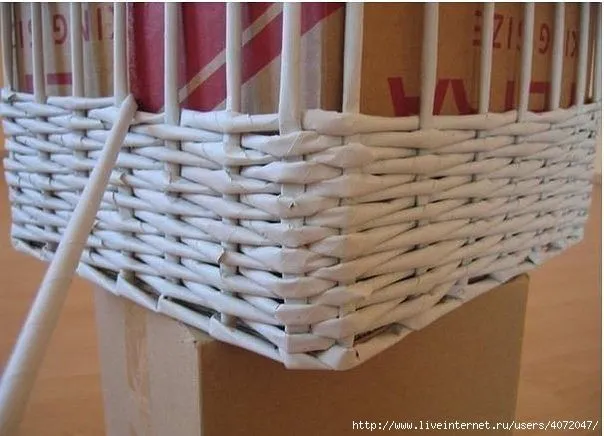 Clases magistrales: cómo tejer cestos con periódicos | diarioartesanal