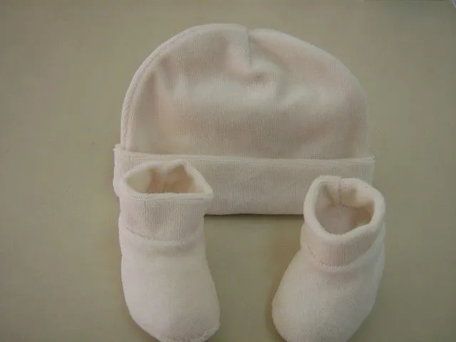 Molde de escarpines de tela o polar para bebé - Imagui