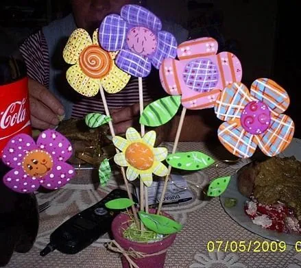 Flores de foami, decoradas con pintura | centros de mesa ...