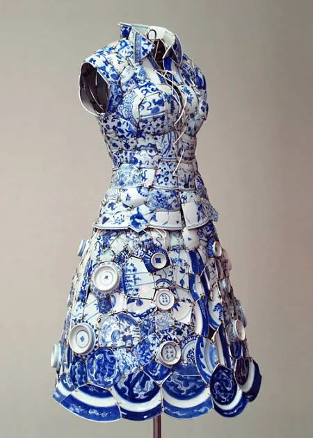 Colección de vestido hechos de porcelana, papel y madera | Curionotas
