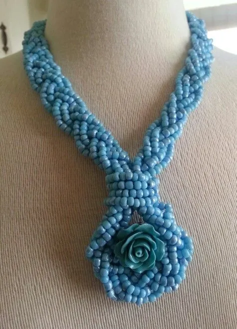 Collar de chaquiras, con una rosa. | Necklaces | Pinterest | Collars