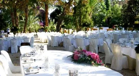 Colocación de las mesas para el banquete de bodas | Flores y Sueños