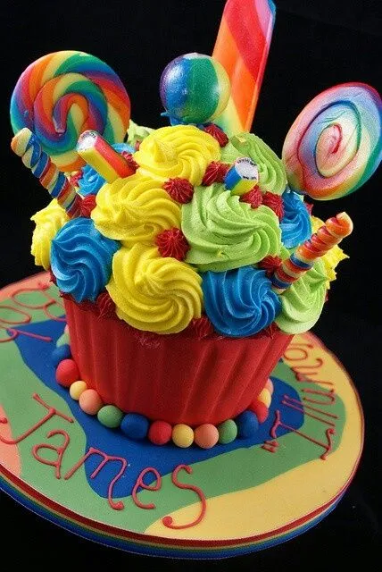 Colorida torta de cumpleaños, pastel dulce y decorados con ...