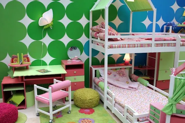 Colorido dormitorio para niñas con camarote predomina el color ...
