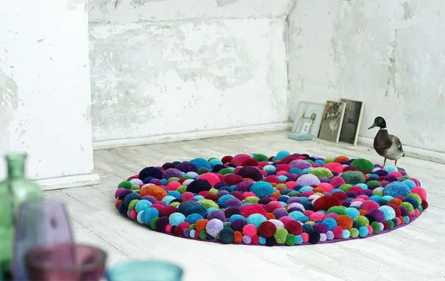 Coloridos objetos de decoración hechos con pompones de lana ...