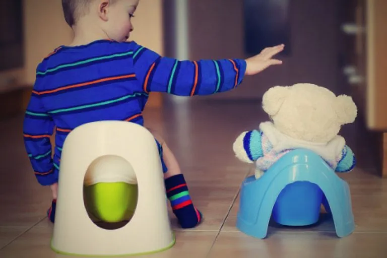 Comencemos a enseñarle al niño a ir al baño | Huggies® US Comencemos a enseñarle al niño a ir al baño | Huggies® US