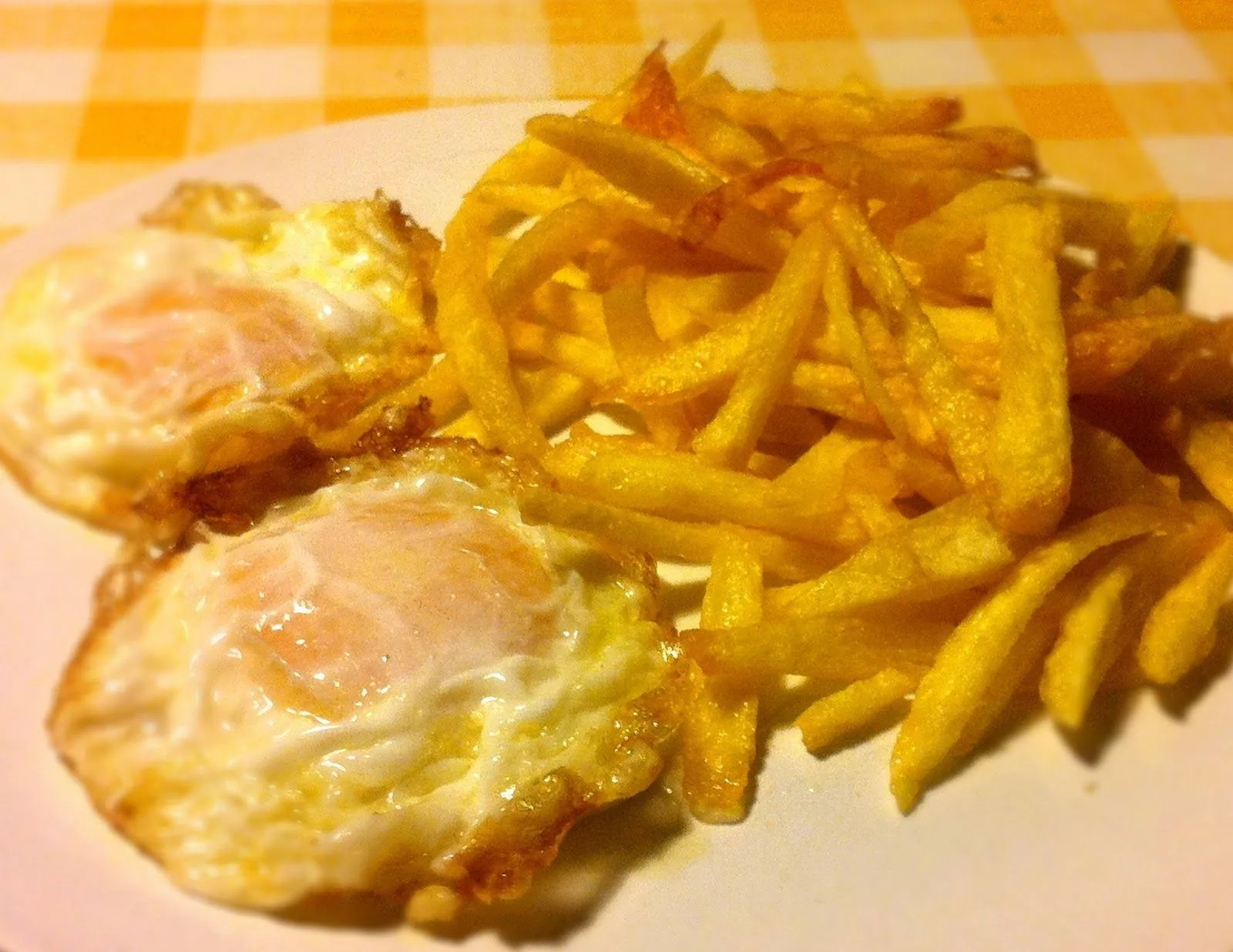 hoy hemos comido...: huevos fritos con patatas