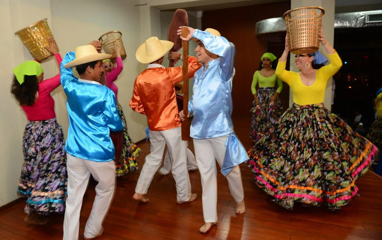 Conjunto festejó su 30º aniversario compartiendo la danza montubia |  Intercultural | Noticias | El Universo