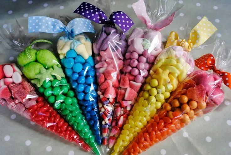 Conos de colores con bombones | cumple pay | Pinterest