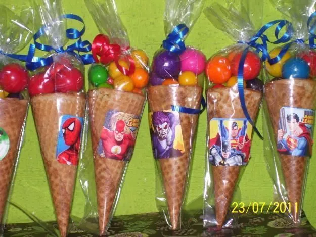 Conos con dulces bombones gomitas y chocolates | sweet cones ...