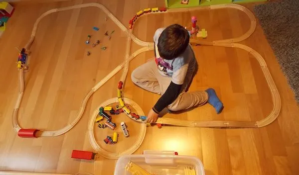 Como construir un circuito de trenes de juguete (a lo grande)