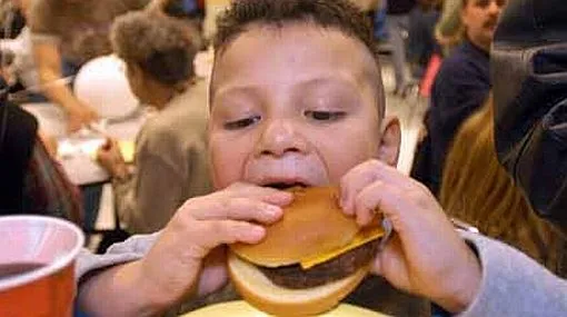 El consumo excesivo de hamburguesas aumenta el riesgo de asma ...