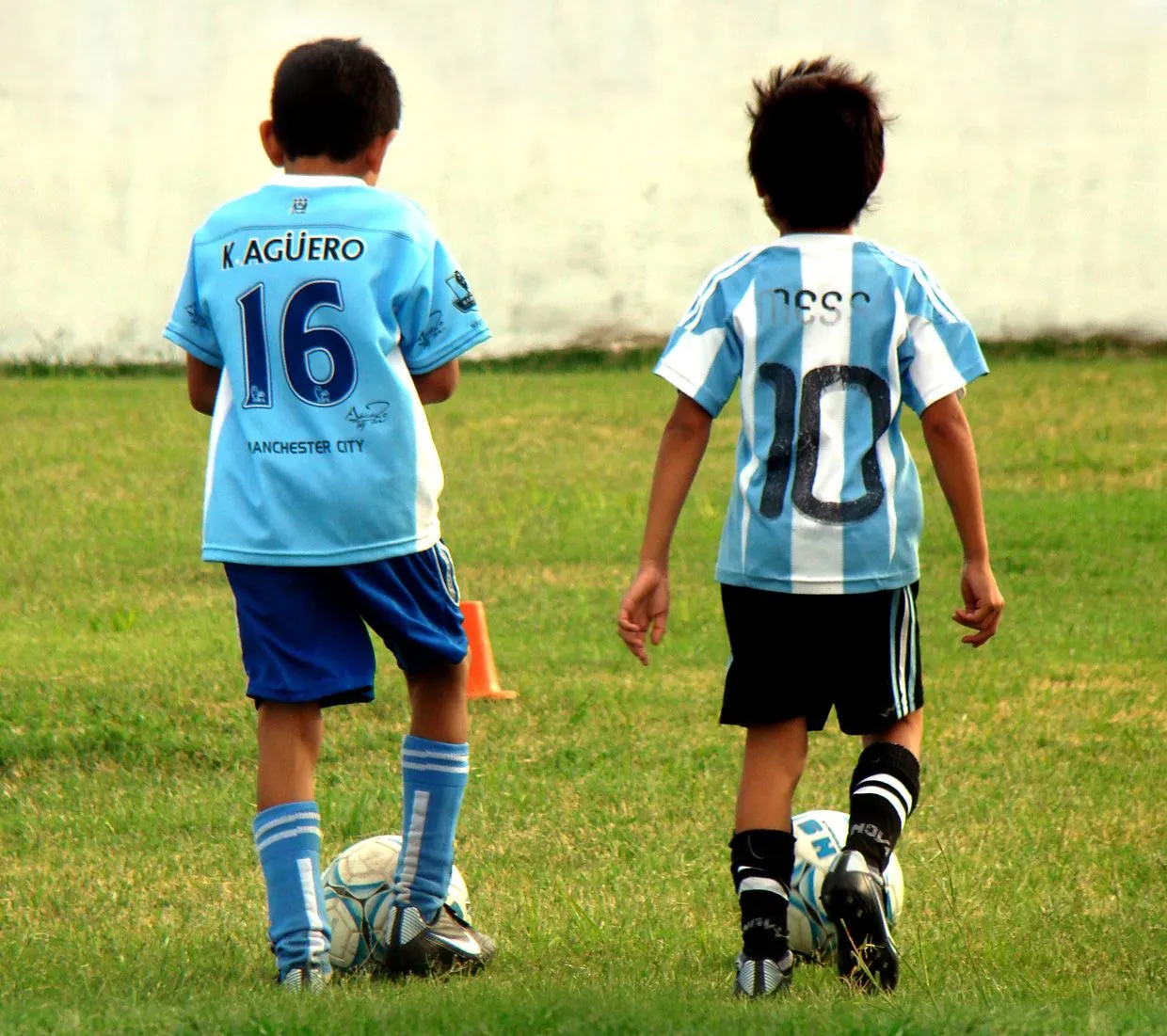 Chicos jugando futbol - Imagui Chicos jugando futbol - Imagui