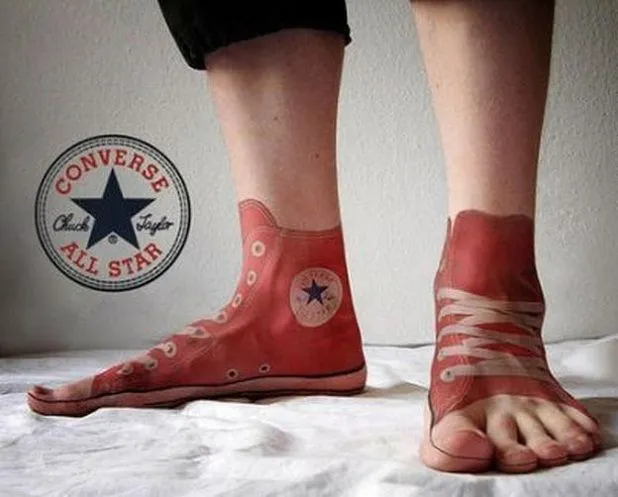 Converse tatuadas en los pies