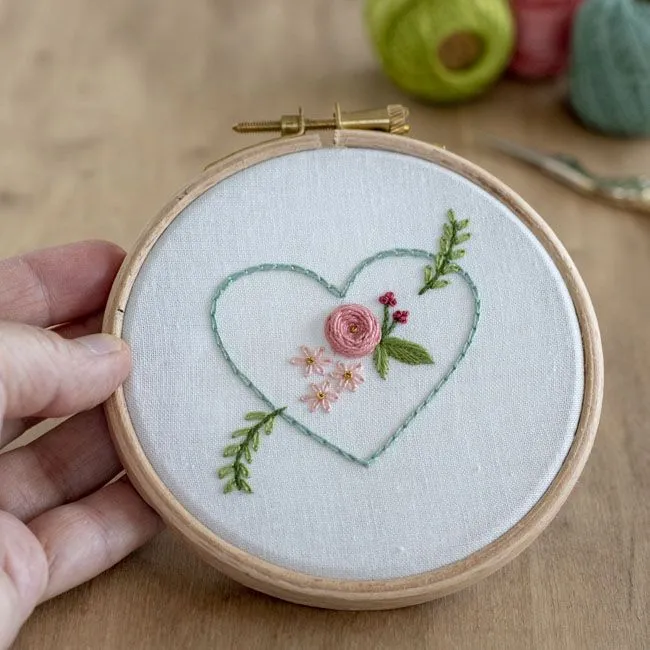 Corazón de Flores: Patrón Bordado Gratuito | Arorua
