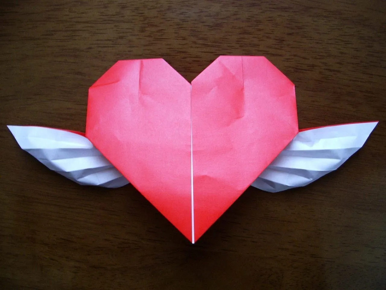 Corazón de papel con alas :: Imágenes y fotos Corazón de papel con alas :: Imágenes y fotos