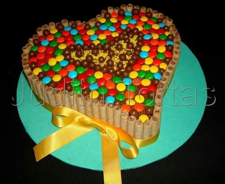 Corazon pirulines | Tortas/cakes con golosinas | Pinterest