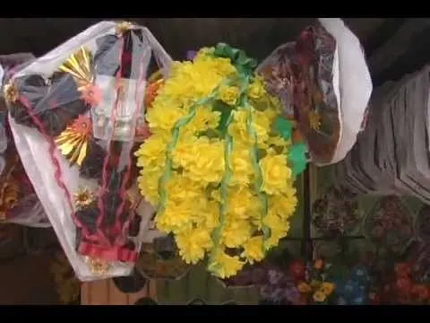Coronas de flores y tela por el "Día de Todos los Santos" - YouTube
