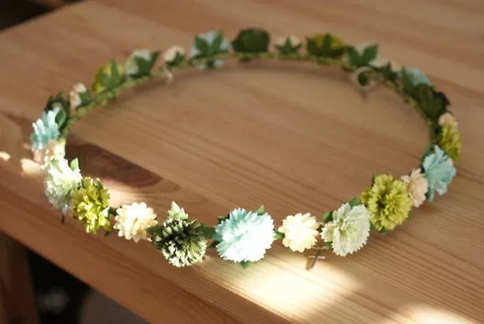 Coronas de flores para el tocado de una novia vintage y hippie