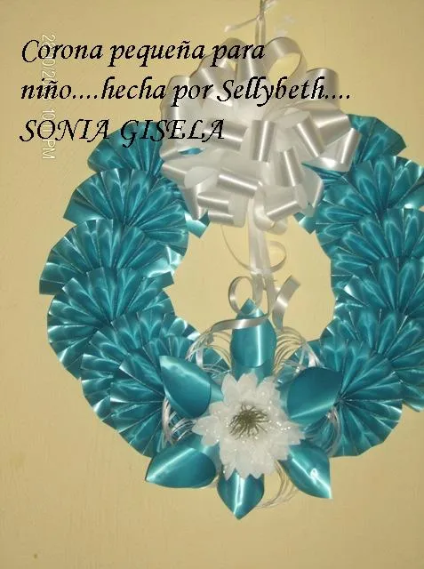 Estas coronas están hechas con listón para hacer moños que acá en ... Estas coronas están hechas con listón para hacer moños que acá en ...