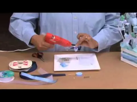 Cómo hacer un corsage azul para baby shower - YouTube