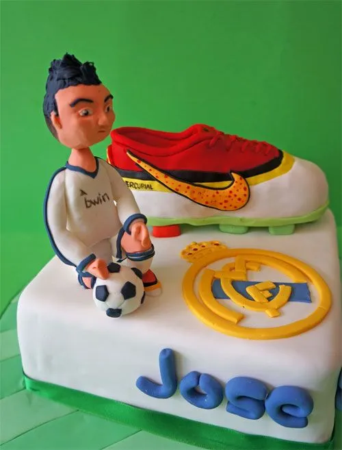 CR7, su bota, el Real Madrid y… ah! Si… un pastel, no ...
