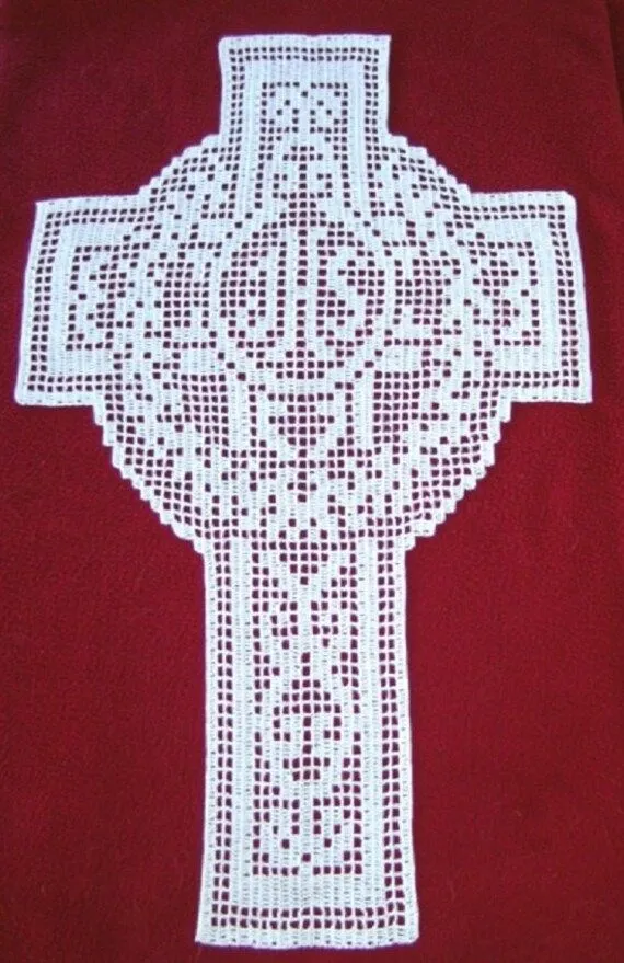 Cruz encaje religioso con gancho. Arte textil por Martinecreation