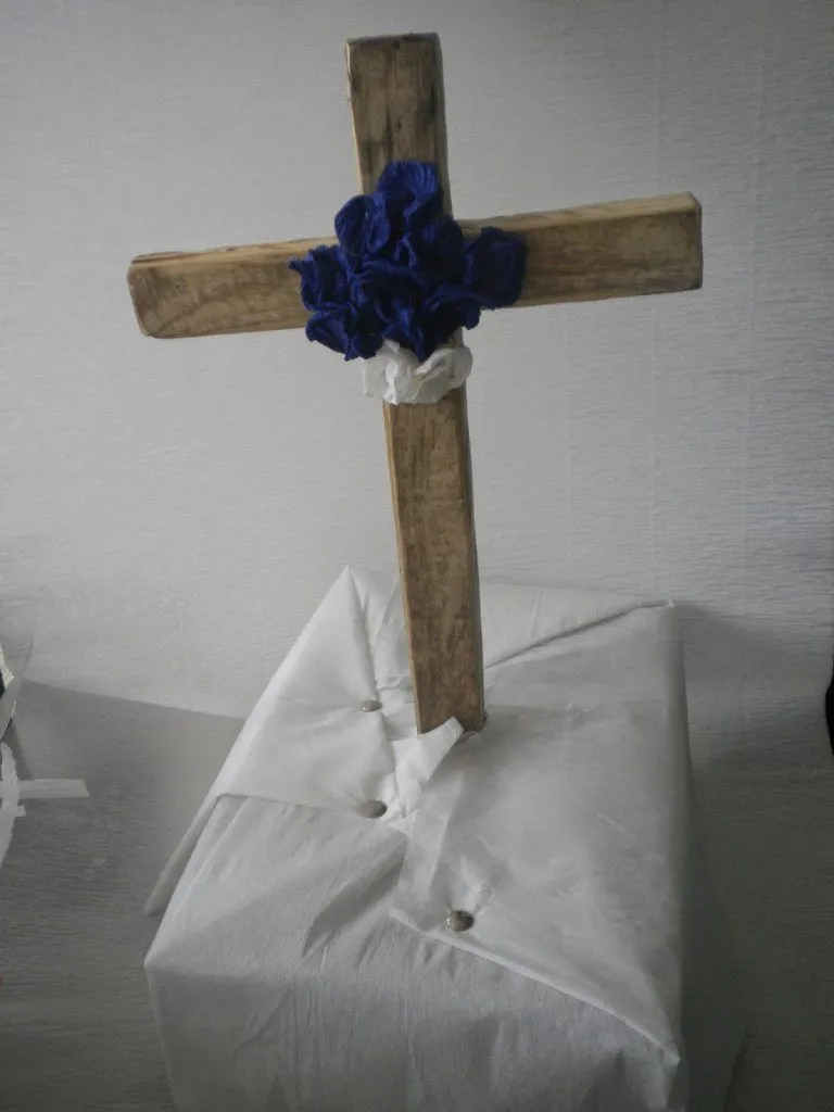 Cruz de Mayo decorada con flores de papel hechas a mano