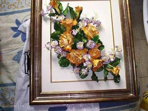cuadro con flores de porcelana manangi manangi - Artelista.com