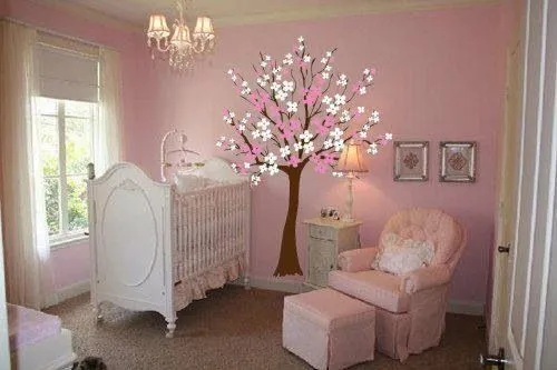 Cuarto de bebe, pared pintada con árbol , decoración para niña ...
