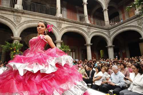 La Jornada: Pasarela para elegir vestido, preludio del festejo de ...
