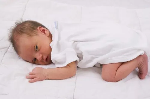 Cuidados del recién nacido: vestir al bebé