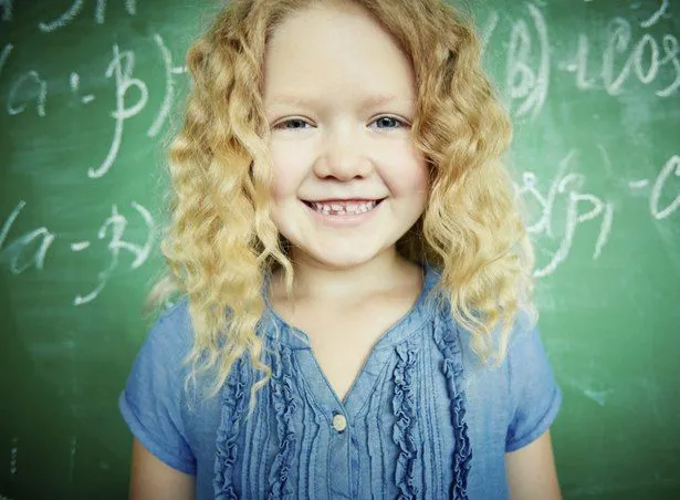 Cómo cuidar el cabello rizado de un niño | eHow en Español
