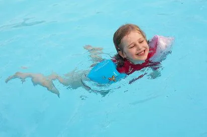 Cómo cuidar de los niños en la piscina | Ser padres es facilisimo.com