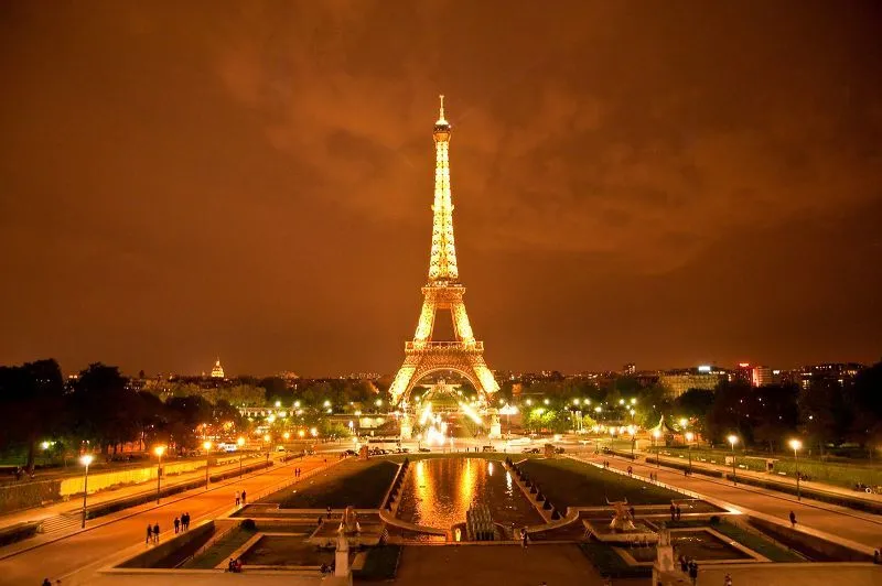 La torre Eiffel es sin dudas una de las construcciones mas reconocidas ...