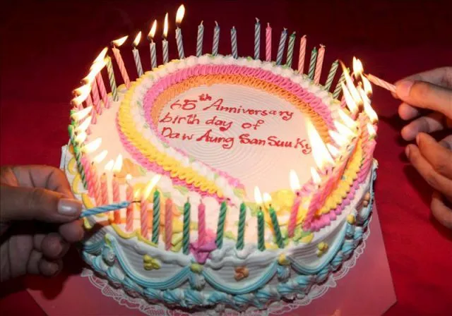 En un cumpleaños encendido de las velas de una tarta. EFE/Archivo ...