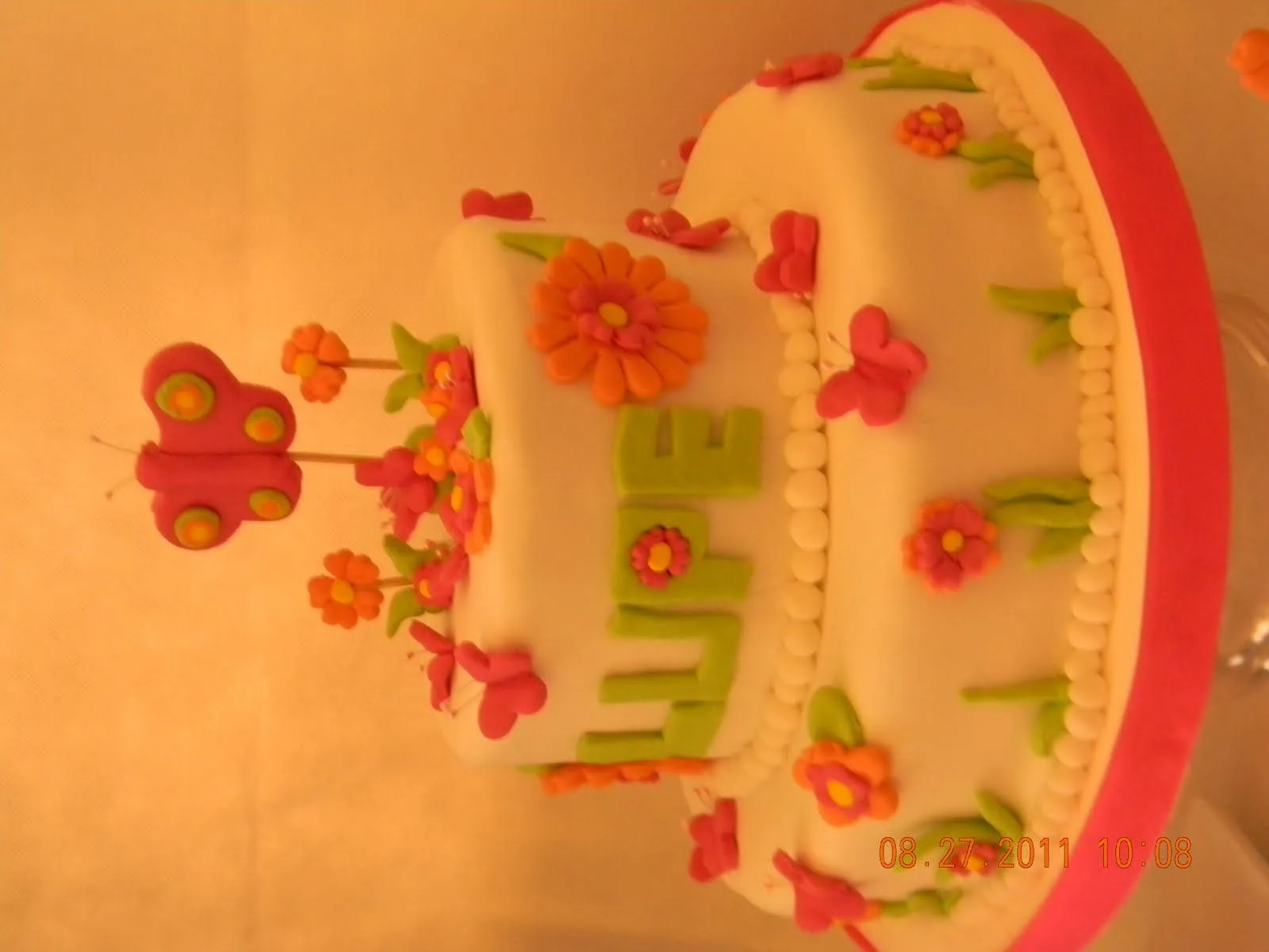  ... esta hermosa torta y cup cakes haciendo juego de flores y mariposas