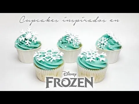 Cupcakes inspirados en Frozen con copos de nieve de royal icing ...