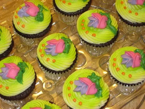 Cupcakes to go with the Tinkerbell Cake | Flickr - Photo Sharing!