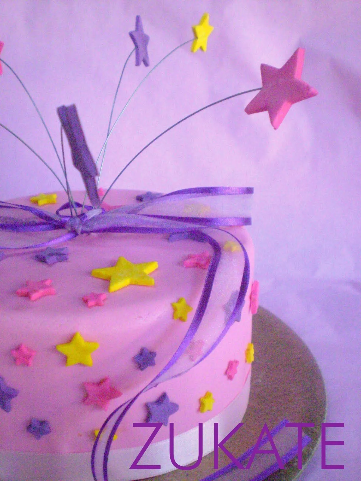 Cupcakes de vainilla con mini estrellitas y una torta decorada con ...
