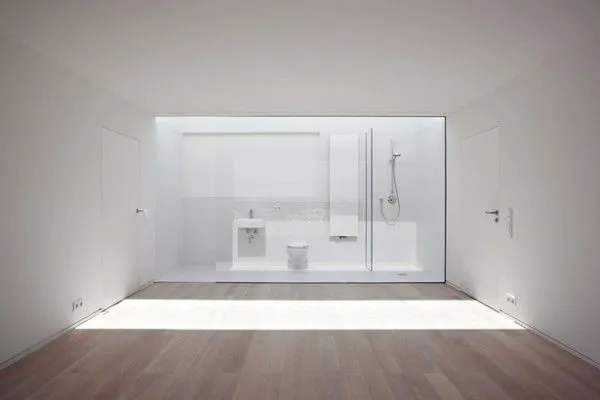 Curioso diseño de un baño al fondo de la habitación