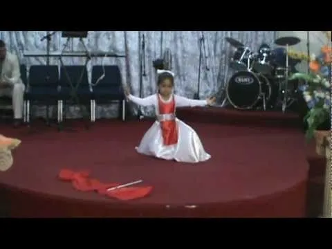 Danza Cristiana "la niña de tus ojos" por niña - YouTube