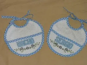 Babero de punto de cruz - Bordados para mi bebes- Punto de cruz- N y S Babero de punto de cruz - Bordados para mi bebes- Punto de cruz- N y S