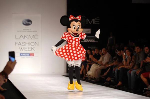 Una decena de diseñadores homenajean a Minnie Mouse en Londres