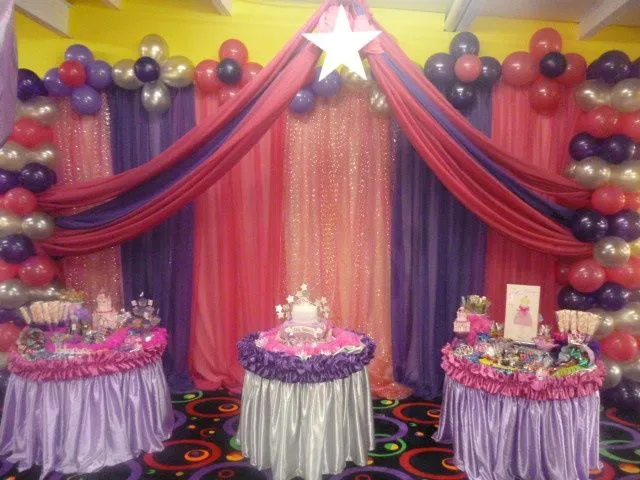 Decoracion de cumpleaños con cortinas | globos | Pinterest