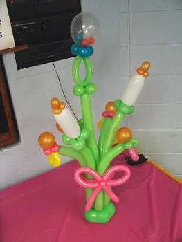  ... de flores hechas con globos y completada con mariposas, como este