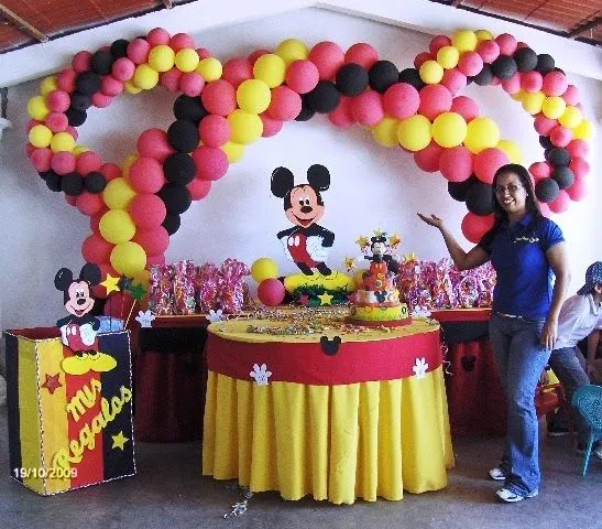 Decoración de globos en Mickey Mouse - Imagui