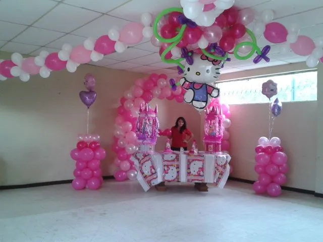 Decoración del salón de fiesta con estilo Hello Kitty. Colgantes ...