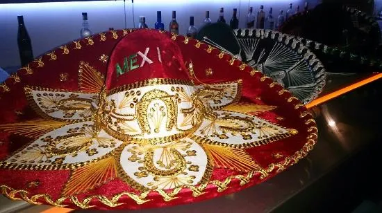 La decoración con sombreros mexicanos - Picture of Agave, Santiago ...